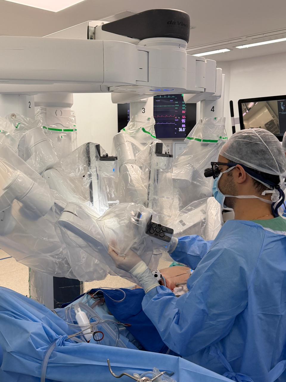 Dr. Lucas Cardoso em cirurgia cardíaca robótica